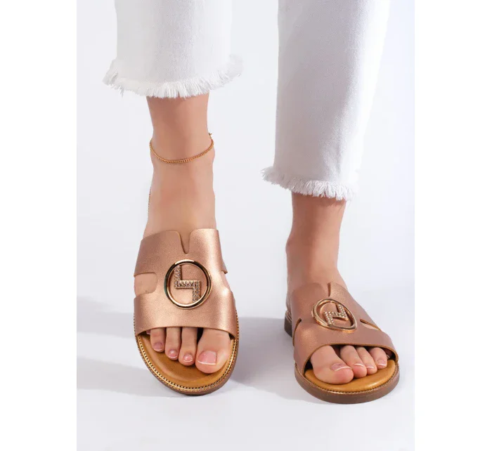 Praktické dámské zlaté nazouváky na klínku Praktické dámské zlaté nazouváky na klínku