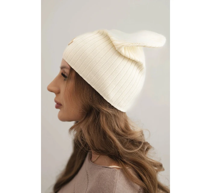 Dámská čepice s proužkem a ozdobným knoflíkem s přídavkem vlny a modalu ecru Dámská čepice s proužkem a ozdobným knoflíkem s přídavkem vlny a modalu ecru