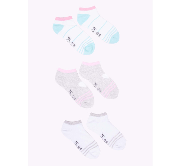 Yoclub Dívčí kotníkové bavlněné ponožky Vzory Barvy 3-pack SKS-0028G-AA30-002 Vícebarevné