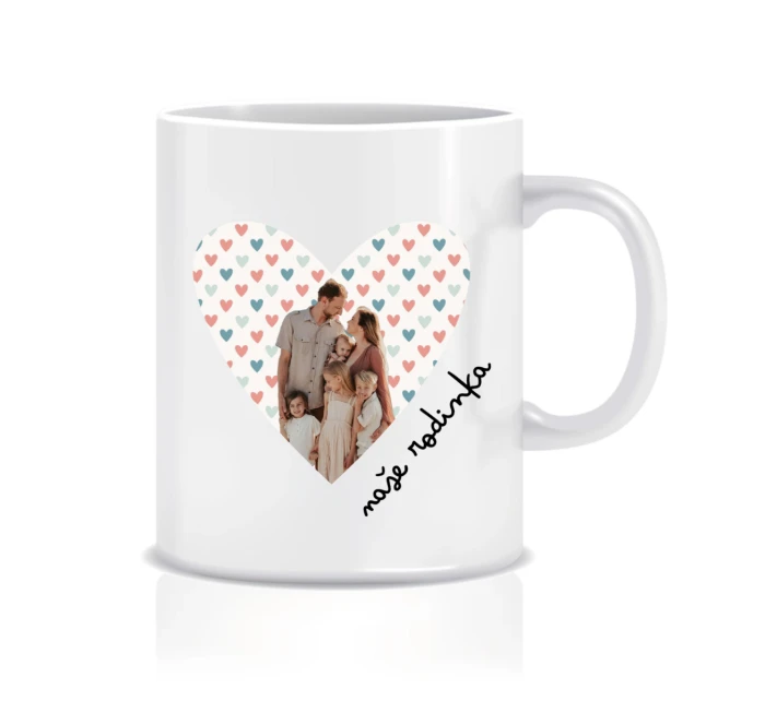 Personalizovaný klasický bílý hrníček s výřezem fotky na podkladu