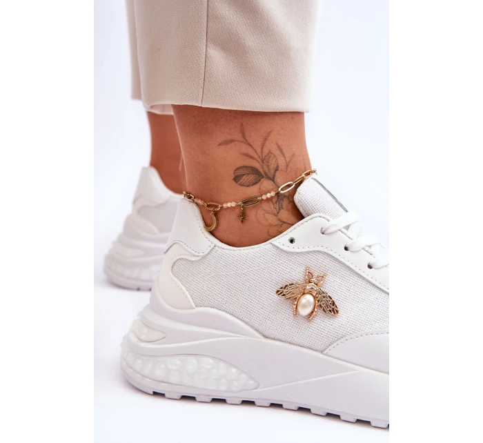 Lesklá sportovní obuv s zdobením Bíle model 21620621 - Boto Lesklá sportovní obuv s zdobením Bíle model 21620621 - Boto