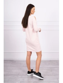 model 18744066 s pudrově růžovými šaty s potiskem - K-Fashion