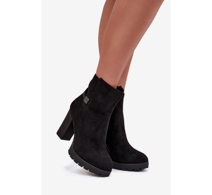 Zateplené dámské kotníkové boty na podpatku s ozdobnou páskou černé model 21707403 - Boto Zateplené dámské kotníkové boty na podpatku s ozdobnou páskou černé model 21707403 - Boto