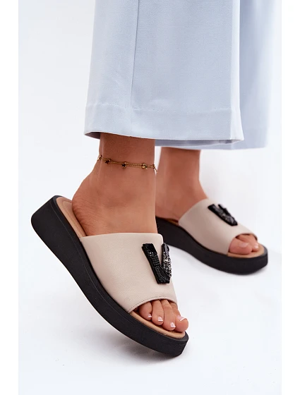 Kožené dámské pantofle s V na platformě  béžové model 22125935 - VINCEZA