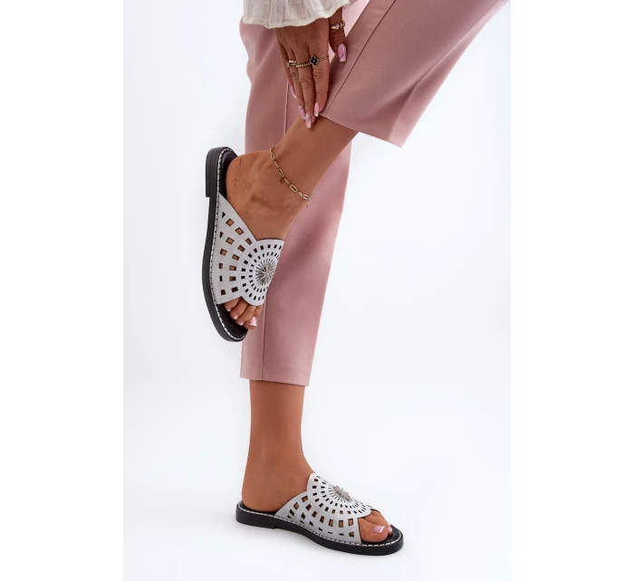 Lesklé dámské ploché pantofle se stříbrným zdobením Ebirena Lesklé dámské ploché pantofle se stříbrným zdobením Ebirena