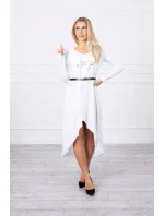 Šaty s ozdobným páskem a nápisy bílé barvy