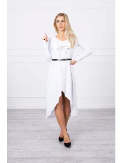 Šaty s ozdobným páskem a nápisy bílé barvy