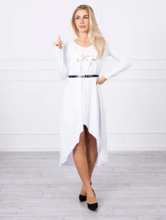 Šaty s ozdobným páskem a nápisy bílé barvy