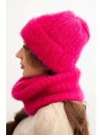 Dámská souprava čepice a šály zimní nadýchaná s ozdobným emblémem fuchsie Dámská souprava čepice a šály zimní nadýchaná s ozdobným emblémem fuchsie