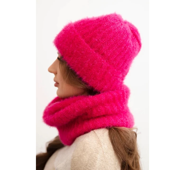 Dámská souprava čepice a šály zimní nadýchaná s ozdobným emblémem fuchsie Dámská souprava čepice a šály zimní nadýchaná s ozdobným emblémem fuchsie