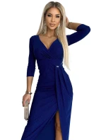 Dlouhé lesklé dámské šaty v chrpové barvě s výstřihem a rozparkem na noze model 19368537 - numoco Dlouhé lesklé dámské šaty v chrpové barvě s výstřihem a rozparkem na noze model 19368537 - numoco