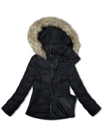 Černá krátká dámská prošívaná zimní bunda model 21247084 - J.STYLE Černá krátká dámská prošívaná zimní bunda model 21247084 - J.STYLE
