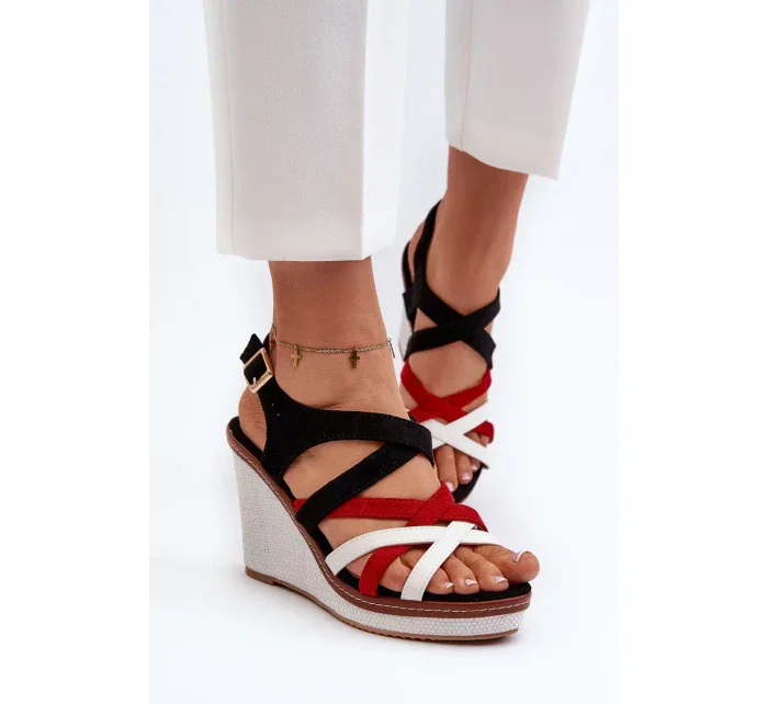 Černé sandály Ellen model 20450434 na klínu - Kesi Černé sandály Ellen model 20450434 na klínu - Kesi