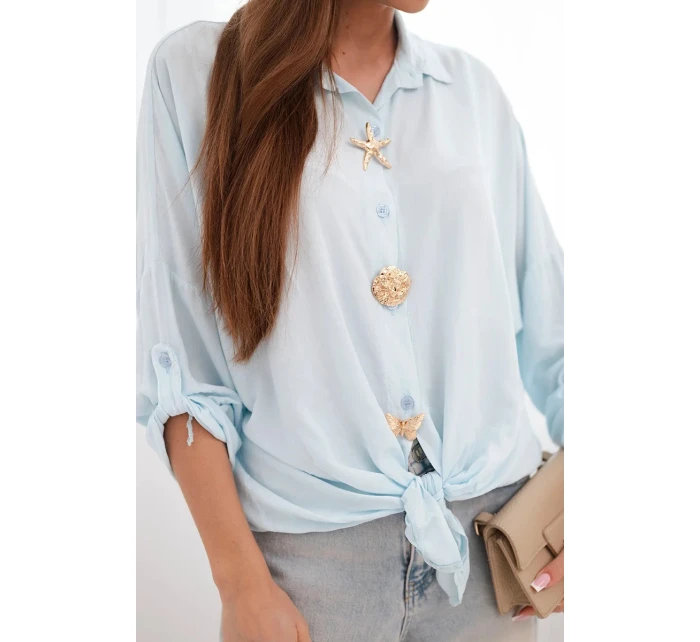 Dámská košile s model 22018648 ozdobnými knoflíky a límečkem modrá - K-Fashion Dámská košile s model 22018648 ozdobnými knoflíky a límečkem modrá - K-Fashion