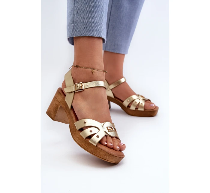 Dámské sandály na podpatku z eko kůže zlaté model 21658010 - EVENTO Dámské sandály na podpatku z eko kůže zlaté model 21658010 - EVENTO