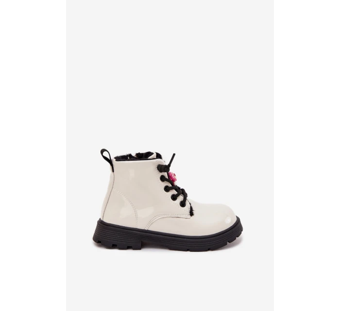 Zateplené dětské lakované botky s přívěskem „Miś“ – bílé Jovellea Zateplené dětské lakované botky s přívěskem „Miś“ – bílé Jovellea