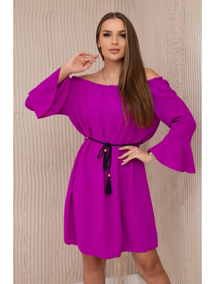 Šaty svázané v pase šňůrkou tmavě fialové barvy