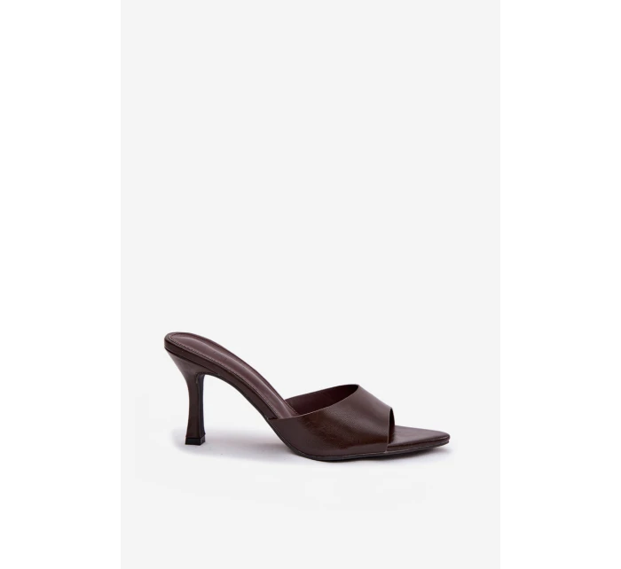 Lakované dámské nazouváky na podpatku čokoládové model 21918908 - Boto Lakované dámské nazouváky na podpatku čokoládové model 21918908 - Boto