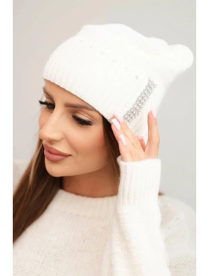 Dámská zimní čepice vlněná s krystaly model 21750390 ecru - K-Fashion Dámská zimní čepice vlněná s krystaly model 21750390 ecru - K-Fashion