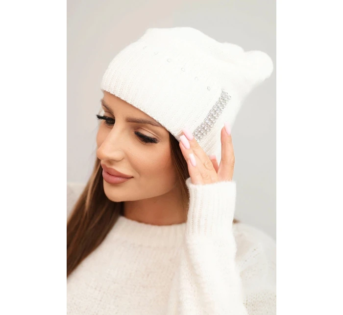 Dámská zimní čepice vlněná s krystaly model 21750390 ecru - K-Fashion Dámská zimní čepice vlněná s krystaly model 21750390 ecru - K-Fashion