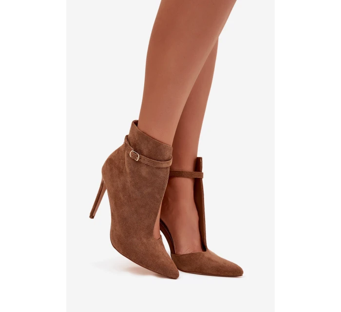 Dámské kotníkové boty na jehlovém podpatku z eko semiše Amalundi – tmavě béžové Dámské kotníkové boty na jehlovém podpatku z eko semiše Amalundi – tmavě béžové