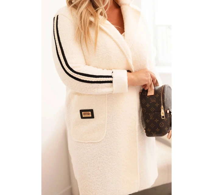 Dámský kabát Plus Size z umělé model 21297090 látky s kapsami ecru - K-Fashion