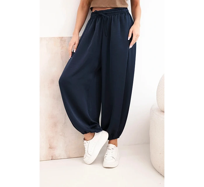 Dámské široké kalhoty s gumou v pase a vázáním typu model 22064417 - K-Fashion Dámské široké kalhoty s gumou v pase a vázáním typu model 22064417 - K-Fashion