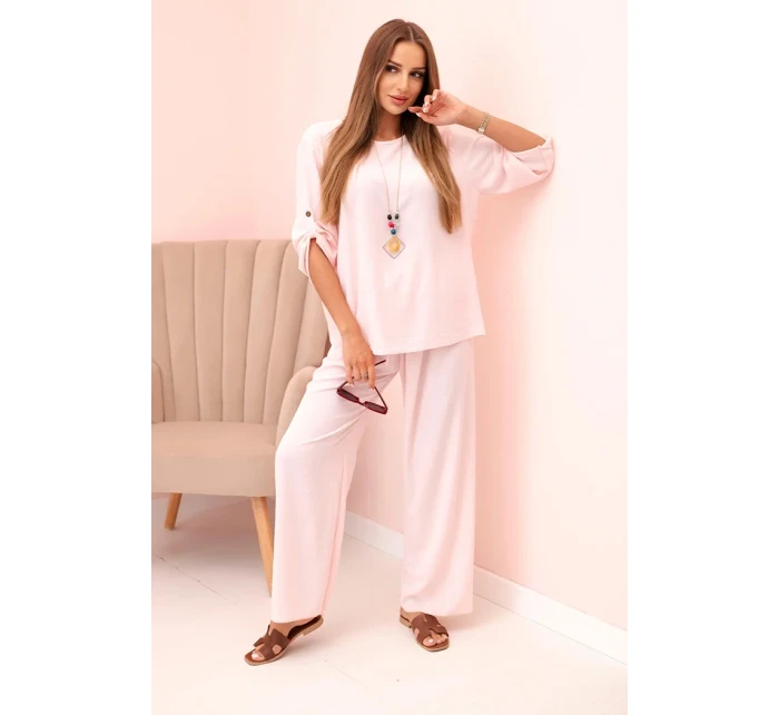 Dámský komplet s halenkou s náhrdelníkem a širokými nohavicemi pudrově růžová Dámský komplet s halenkou s náhrdelníkem a širokými nohavicemi pudrově růžová