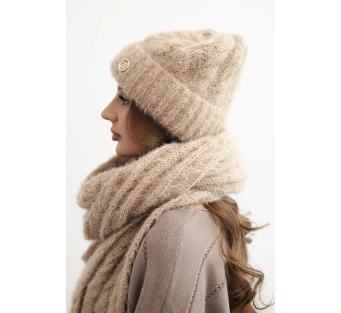 Dámská souprava čepice a šálu s proužkem s ozdobou camelový