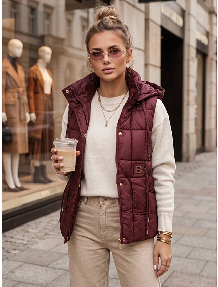 Kamizelka damska pikowana z kapturem bordowa model 22358231 - FashionStreet Kamizelka damska pikowana z kapturem bordowa model 22358231 - FashionStreet