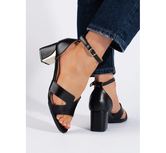 Jedinečné dámské černé sandály na širokém podpatku Jedinečné dámské černé sandály na širokém podpatku