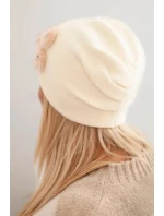 Dámská čepice s ozdobnými model 21474869 květinami elegantní ecru - K-Fashion