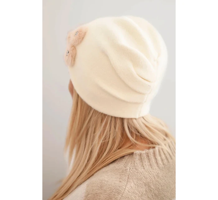 Dámská čepice s ozdobnými model 21474869 květinami elegantní ecru - K-Fashion
