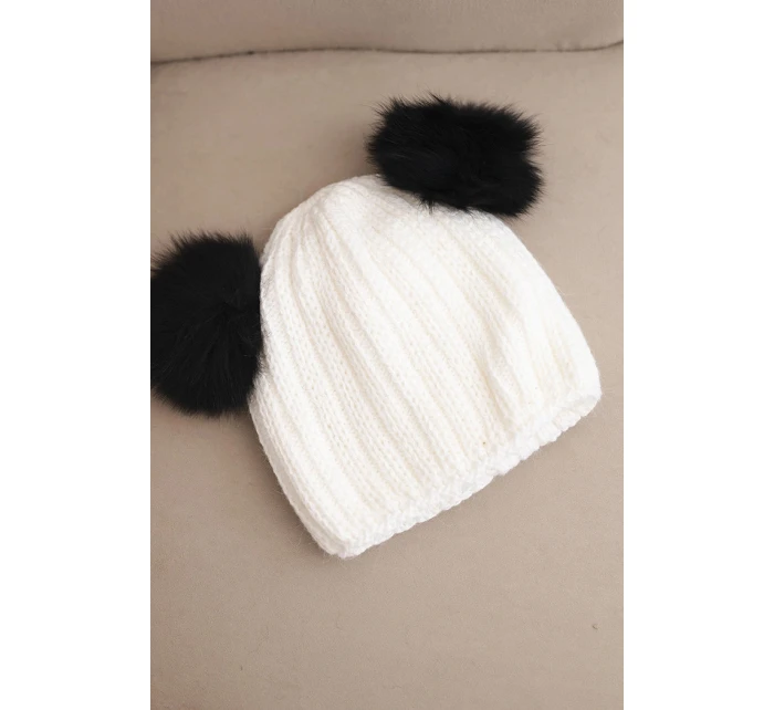 Dámská zimní čepice z vlny s pomponem K433 bílá Dámská zimní čepice z vlny s pomponem K433 bílá