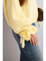 Dámský svetr s přídavkem mohairu s model 21857685 pletením a ozdobnými rukávy žlutý - K-Fashion