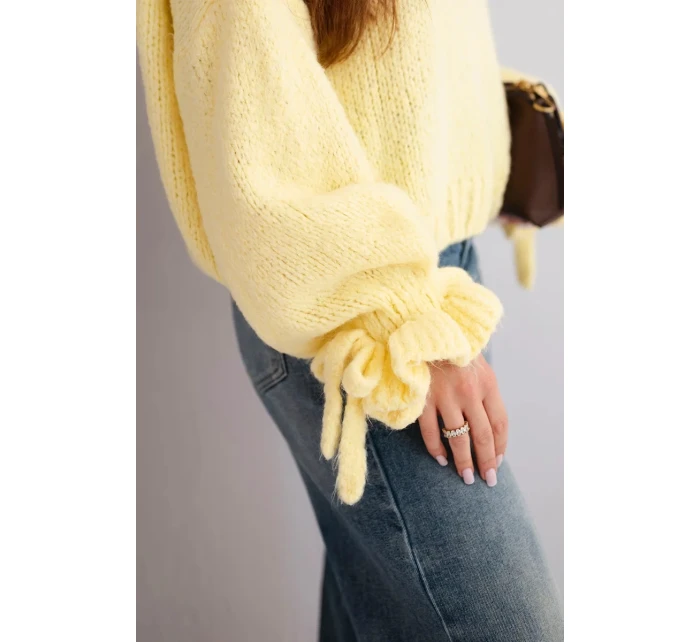 Dámský svetr s přídavkem mohairu s model 21857685 pletením a ozdobnými rukávy žlutý - K-Fashion