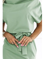 pohodlné šaty s asymetrickou sukní a páskem pistáciová barva model 22108719 - numoco