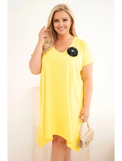 Dámské bavlněné šaty Plus Size s broží a výstřihem žlutá Dámské bavlněné šaty Plus Size s broží a výstřihem žlutá