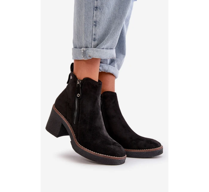 Zateplené dámské kotníčkové boty na podpatku z eko semiše černé Velarilla Zateplené dámské kotníčkové boty na podpatku z eko semiše černé Velarilla