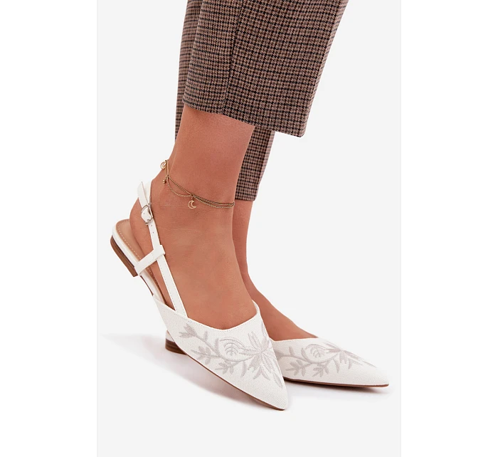 Dámské sandály s výšivkou na ploché bílé model 22039773 - Boto