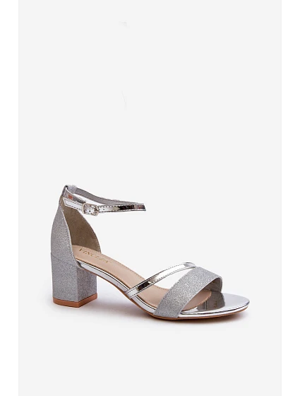 Dámské sandály na nízkém podpatku stříbrné model 21658182 - VINCEZA Dámské sandály na nízkém podpatku stříbrné model 21658182 - VINCEZA