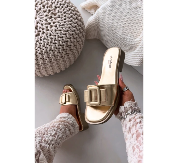 Dámské nazouváky na ploché podrážce s zlatým přezkou model 21900550 - Boto