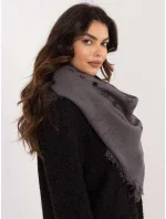 Šála AT SZ model 20595629 tmavě šedá - FPrice Šála AT SZ model 20595629 tmavě šedá - FPrice