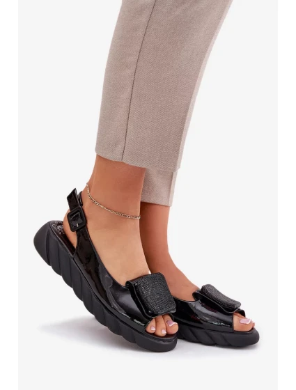 Dámské lakované kožené sandály na klínku s ozdobou - černé Artiker Dámské lakované kožené sandály na klínku s ozdobou - černé Artiker