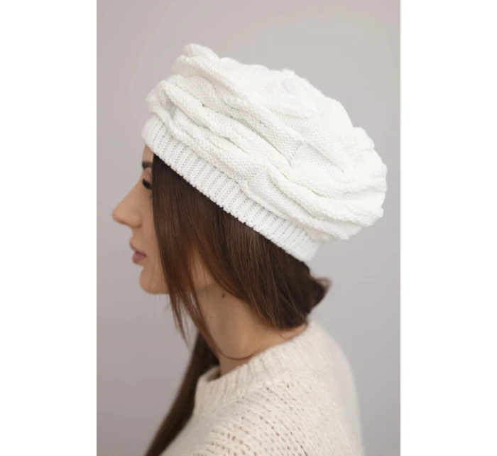 Dámská zimní čepice s ozdobným pletením a krystaly K398 bílá