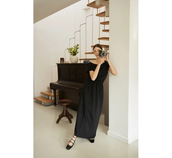 model 18407297 Maxi šaty s elastickým pasem černé - BeWear model 18407297 Maxi šaty s elastickým pasem černé - BeWear