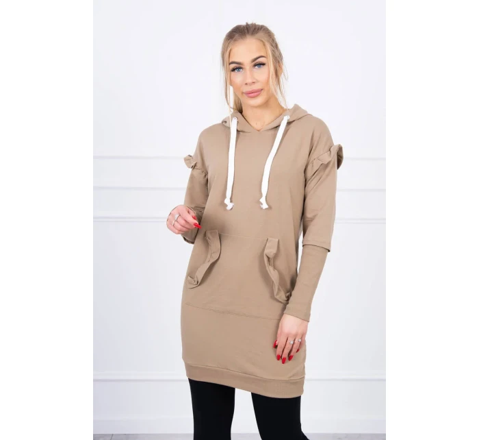 Šaty s ozdobnými volánky a kapucí camel