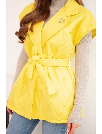 Dámská prošívaná vesta s páskem a širokým límcem žlutá