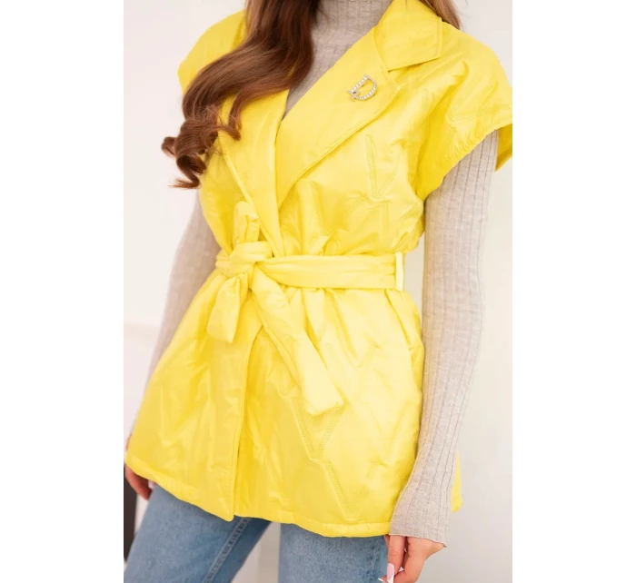 Dámská prošívaná vesta s páskem a širokým límcem žlutá