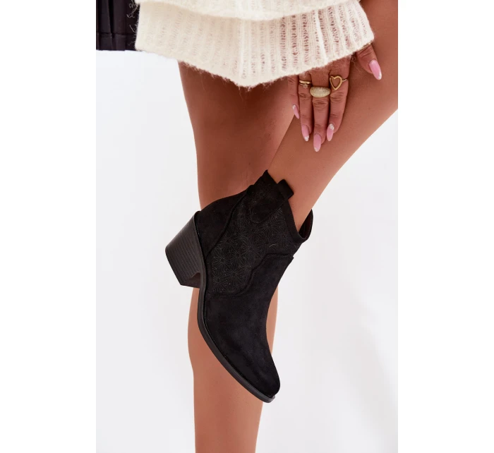 Dámské perforované kotníkové boty na podpatku model 22007400 Černé - S.Barski